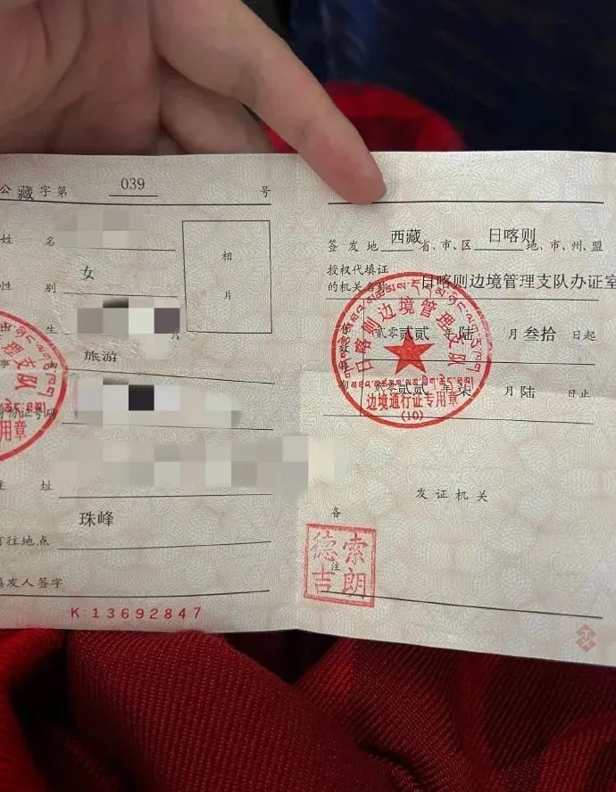 Phản ứng của dư luận với h&igrave;nh ảnh "người phụ nữ trung ni&ecirc;n mặc v&aacute;y c&ocirc;ng ch&uacute;a" b&oacute;c trần mặt xấu xa nhất của l&ograve;ng người - Ảnh 8.