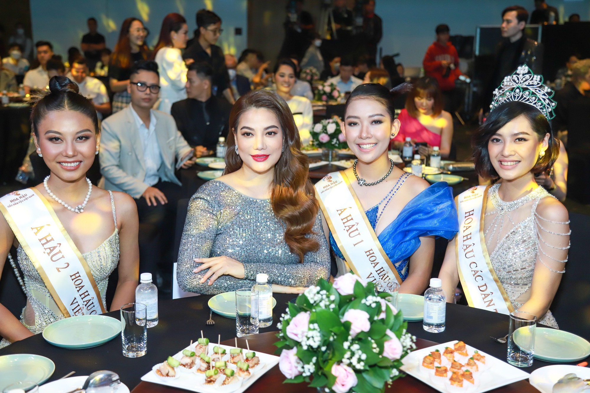 Sự kiện tâm điểm Vbiz hôm nay: Hoa hậu Nông Thúy Hằng mất quyền thi quốc tế, Á hậu 2 đại diện Việt Nam thi Miss Earth - Ảnh 10.