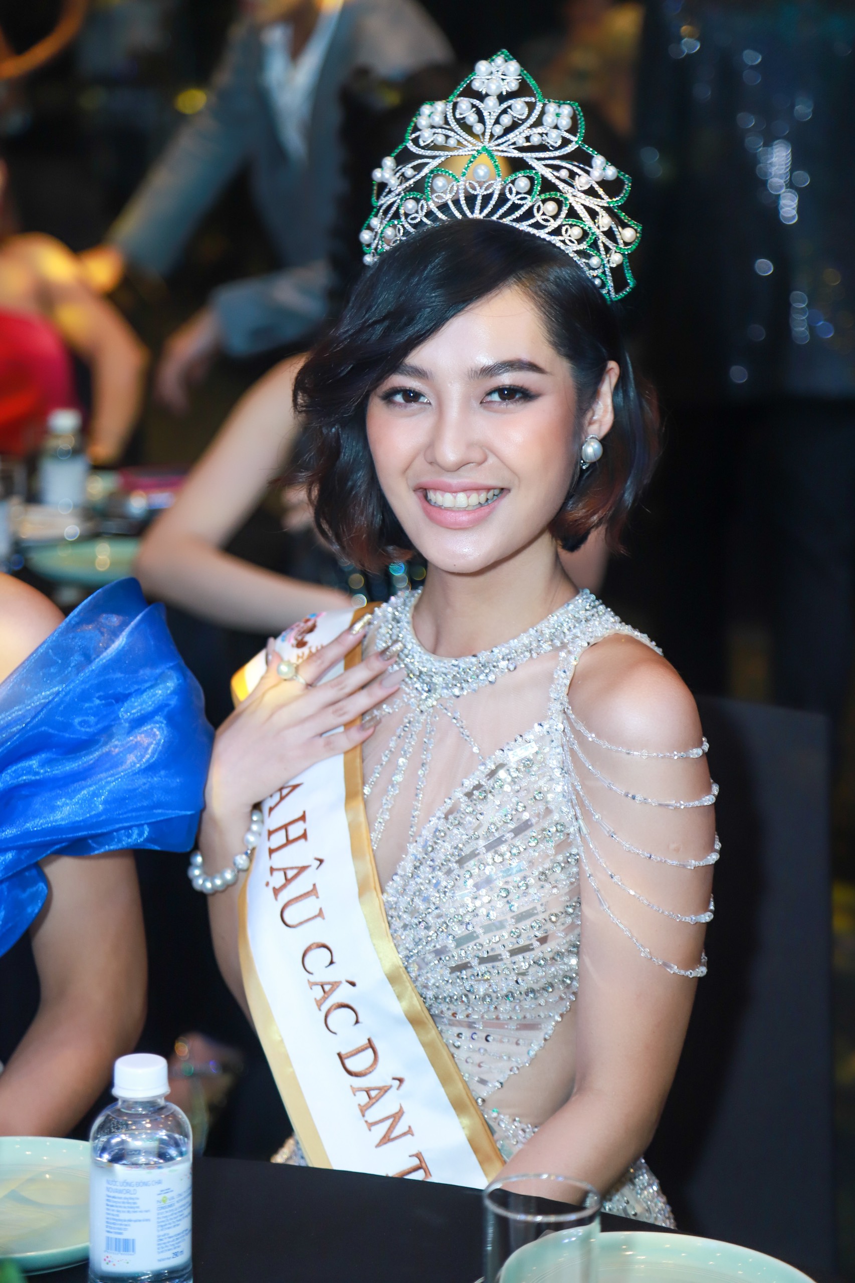 Sự kiện tâm điểm Vbiz hôm nay: Hoa hậu Nông Thúy Hằng mất quyền thi quốc tế, Á hậu 2 đại diện Việt Nam thi Miss Earth - Ảnh 7.