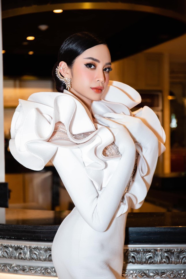 Mặc lại váy 3D của Lương Thùy Linh, Á hậu chuyển giới Lương Mỹ Kỳ khoe nhan sắc lộng lẫy - Ảnh 4.