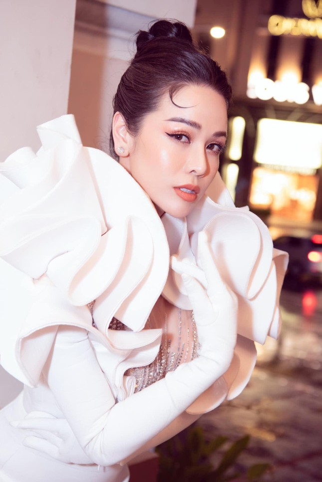 Mặc lại váy 3D của Lương Thùy Linh, Á hậu chuyển giới Lương Mỹ Kỳ khoe nhan sắc lộng lẫy - Ảnh 9.