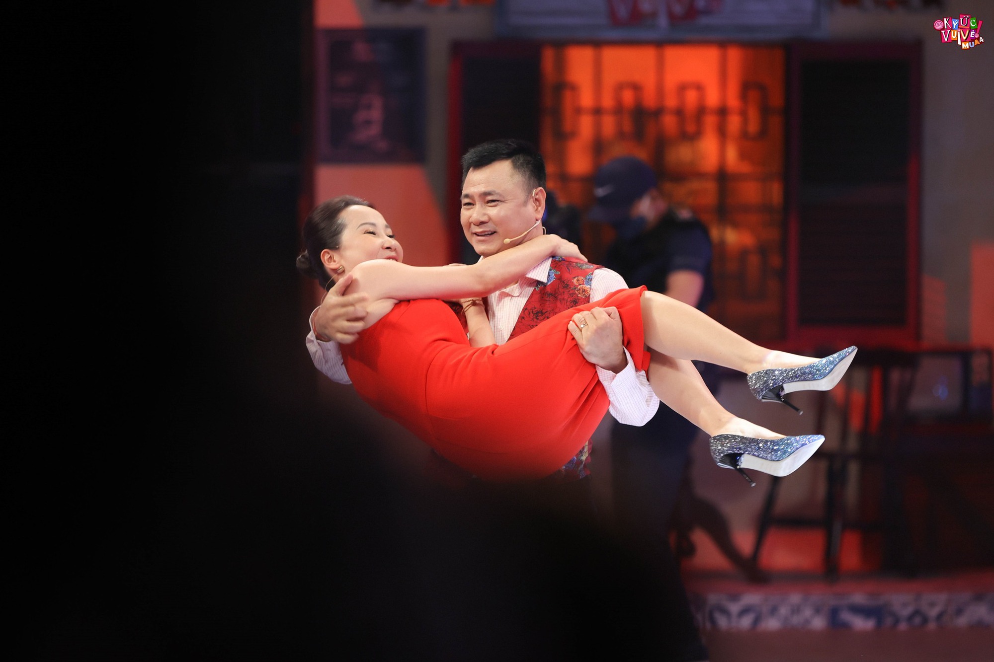 K&yacute; ức vui vẻ: Gi&aacute;ng Son được Tự Long bế ra s&acirc;n khấu - Ảnh 3.