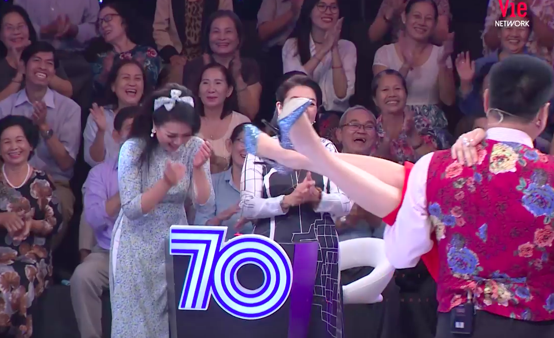 K&yacute; ức vui vẻ: Gi&aacute;ng Son được Tự Long bế ra s&acirc;n khấu - Ảnh 5.