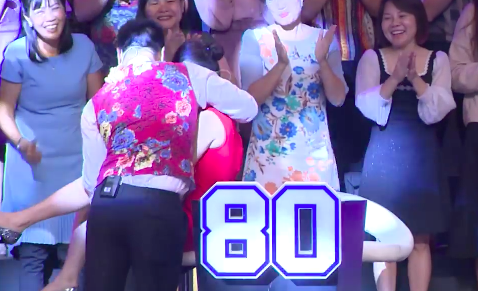 K&yacute; ức vui vẻ: Gi&aacute;ng Son được Tự Long bế ra s&acirc;n khấu - Ảnh 6.