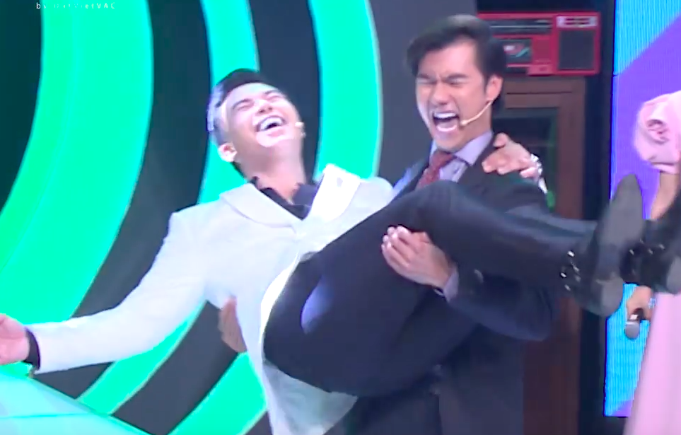 K&yacute; ức vui vẻ: Gi&aacute;ng Son được Tự Long bế ra s&acirc;n khấu - Ảnh 9.