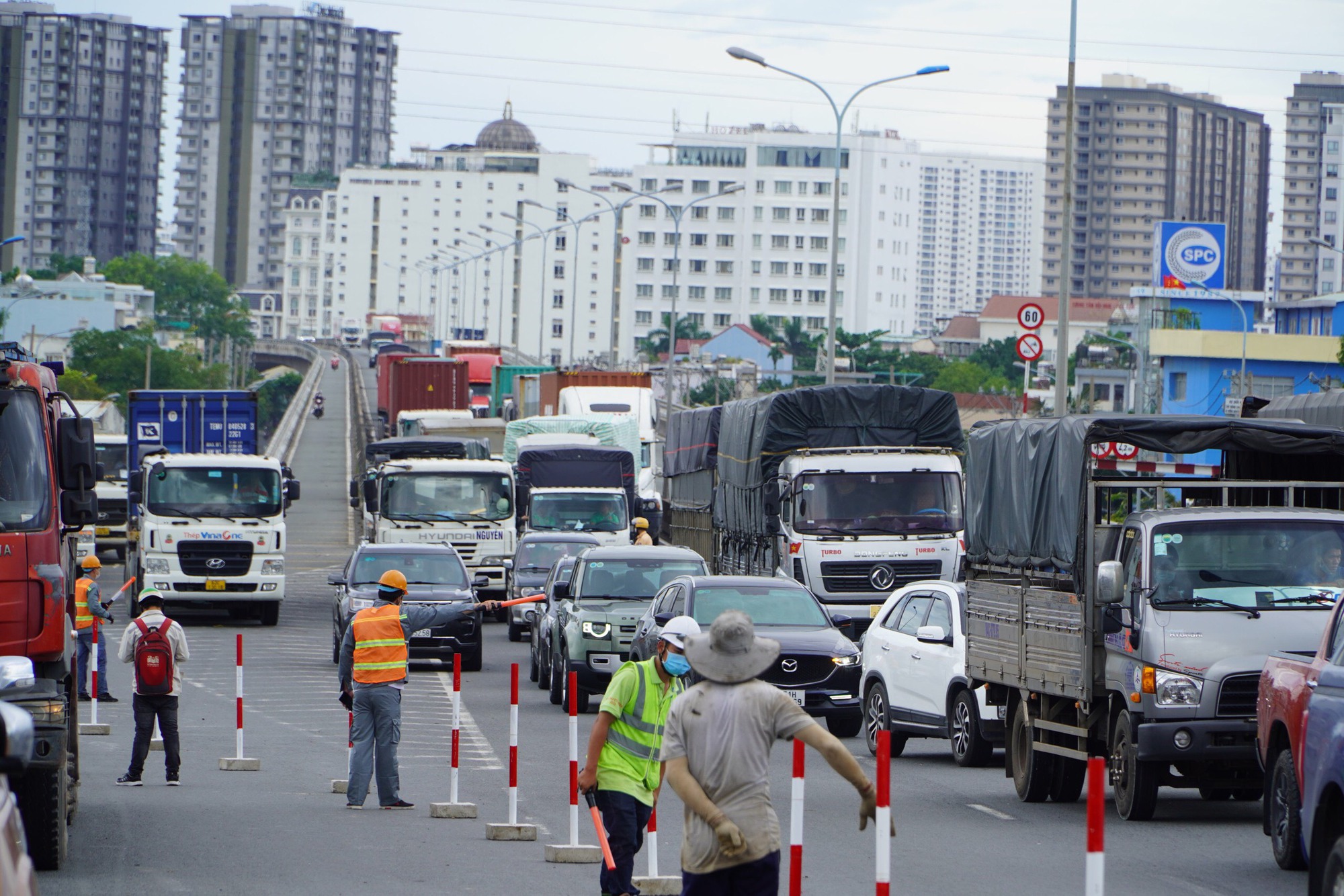 Người dân TP.HCM đổ xô đi du lịch cuối tuần, cao tốc kẹt xe từ sáng đến trưa - Ảnh 5.