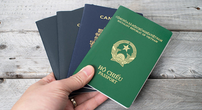 Xếp hàng từ mờ sáng làm hộ chiếu mẫu mới nhưng nhiều người vẫn phải ngậm ngùi ra về: Đối tượng, thủ tục cấp hộ chiếu phổ thông theo thủ tục rút gọn - Ảnh 1.