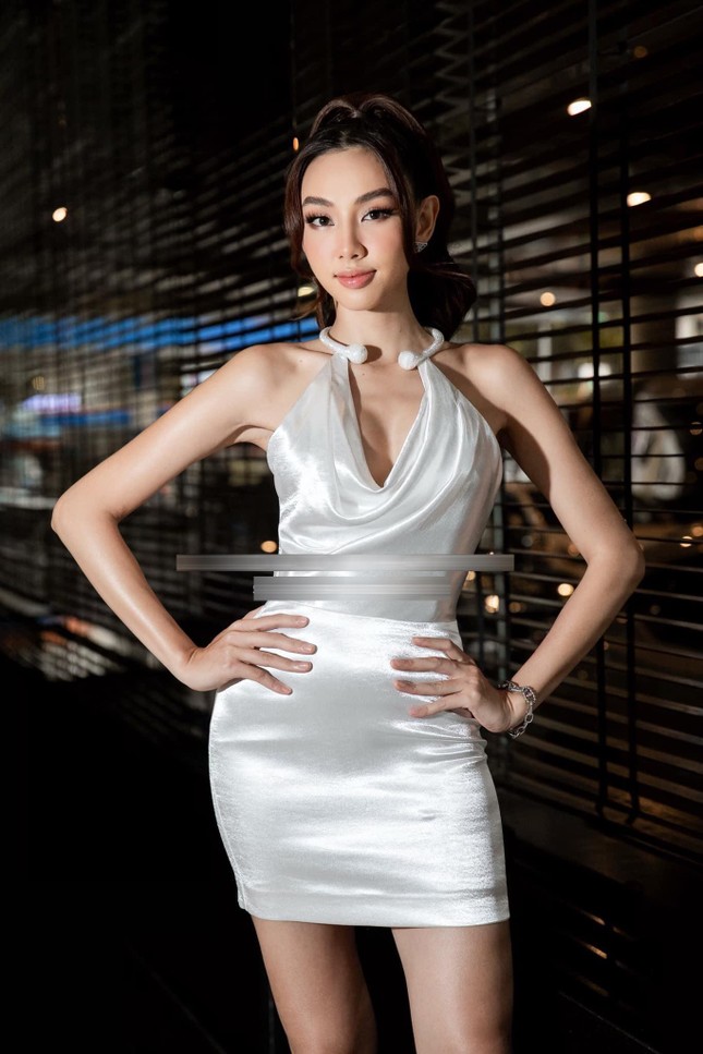 Hoa hậu Tiểu Vy khoe khéo vòng 1 nóng bỏng với váy lụa - Ảnh 6.