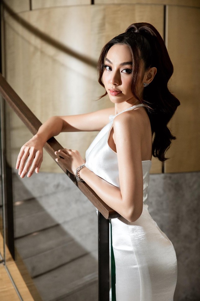 Hoa hậu Tiểu Vy khoe khéo vòng 1 nóng bỏng với váy lụa - Ảnh 5.