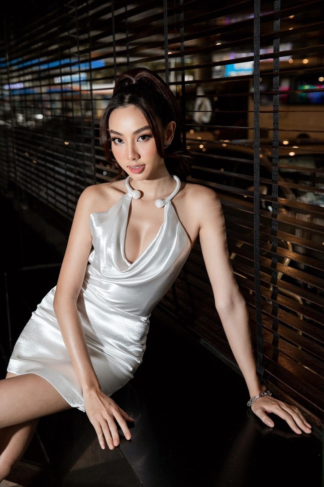 Hoa hậu Tiểu Vy khoe khéo vòng 1 nóng bỏng với váy lụa - Ảnh 4.