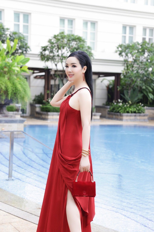 Á hậu Tường San khoe vai trần kiêu sa với váy lông vũ, Thuỳ Tiên đổi style cá tính ở trời tây - Ảnh 9.