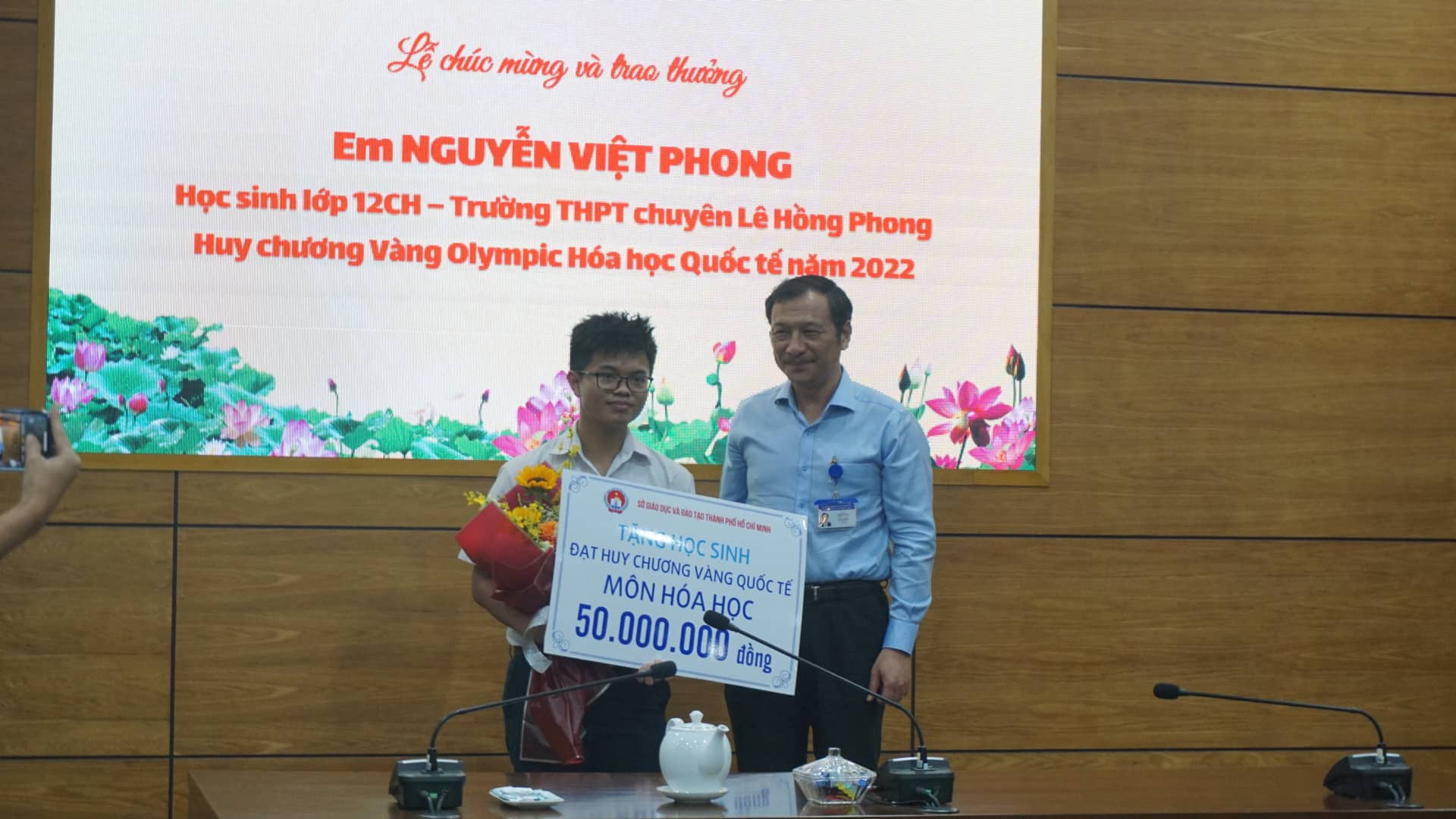 TP HCM: Chàng trai vàng Olympic Hóa học quốc tế 2022 nhận mưa tiền thưởng  - Ảnh 1.