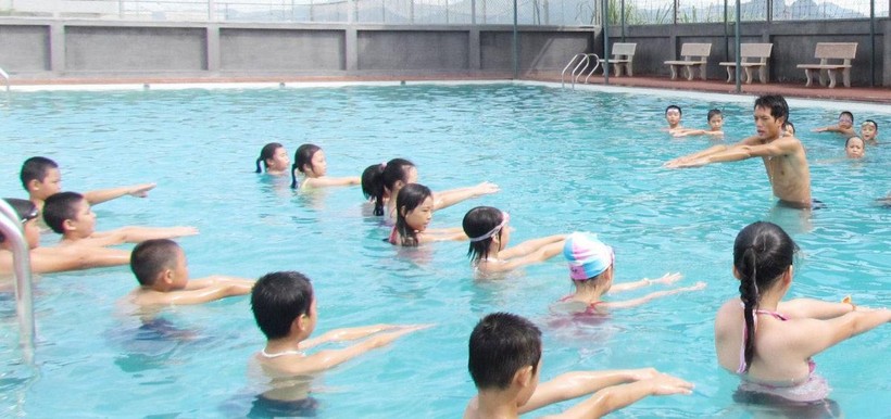 4 bước của kỹ năng sinh tồn, bơi tự cứu nên dạy sớm cho trẻ để phòng đuối nước - Ảnh 1.