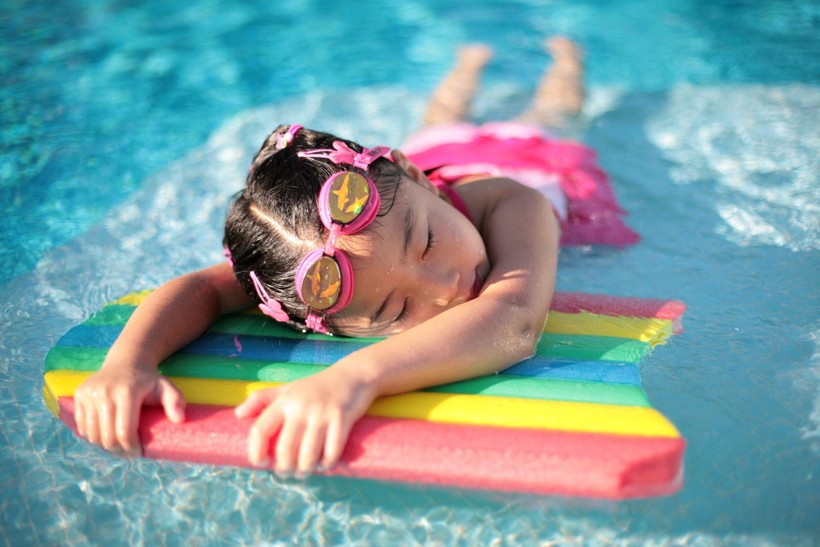 4 bước của kỹ năng sinh tồn, bơi tự cứu nên dạy sớm cho trẻ để phòng đuối nước - Ảnh 2.