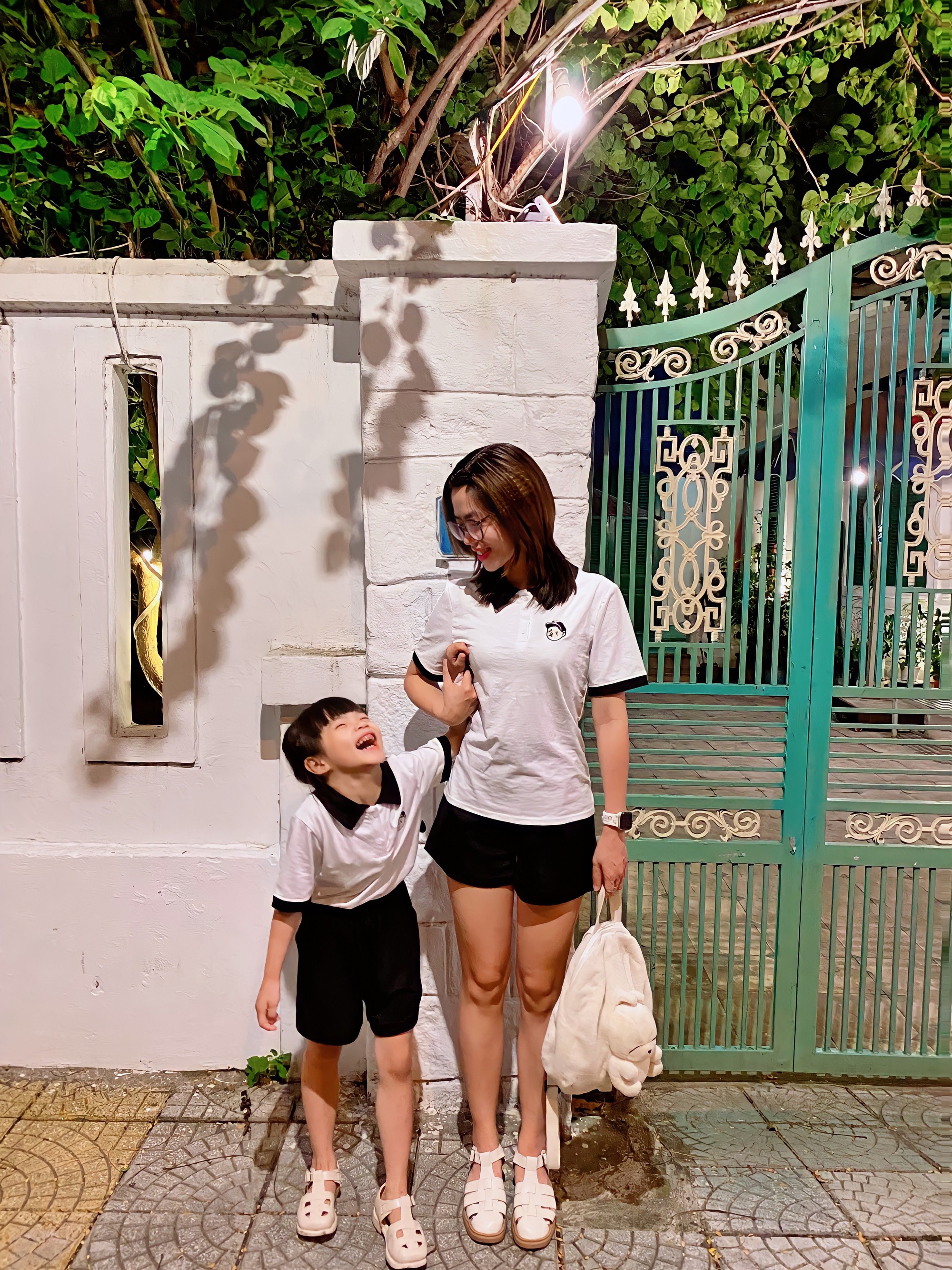 Bé gái 6 tuổi nói tiếng Anh như người bản xứ, xem phim nước ngoài không cần phụ đề: Mẹ tiết lộ sai lầm nhiều phụ huynh Việt mắc phải - Ảnh 5. Bé gái 6 tuổi nói tiếng Anh như người bản xứ, xem phim nước ngoài không cần phụ đề: Mẹ tiết lộ sai lầm nhiều phụ huynh Việt mắc phải - Ảnh 5.