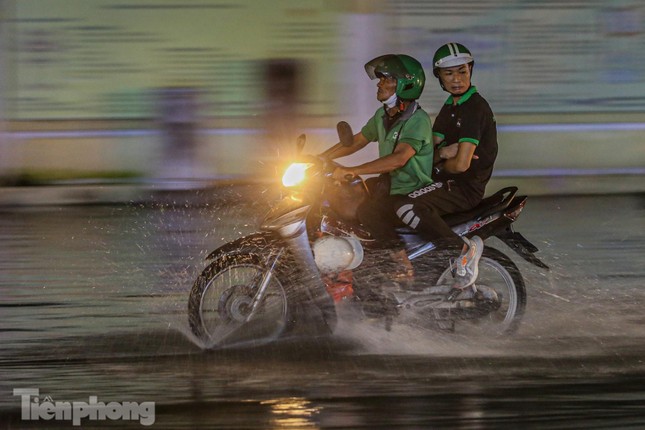 Nhiều vùng trên cả nước có mưa dông dài ngày - Ảnh 1.