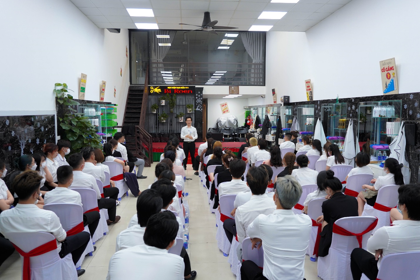 Bi Roen – Hỗ trợ và đào tạo về ngành tóc cho chủ salon tại Việt Nam - Ảnh 1.