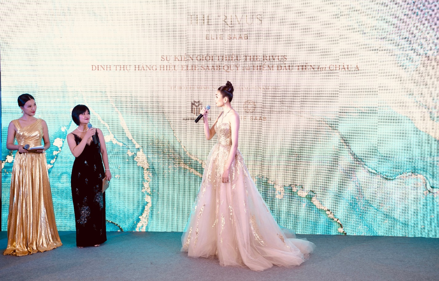 Thanh Hằng dự sự kiện giới thiệu dinh thự Elie Saab tại Việt Nam - Ảnh 4. Thanh Hằng dự sự kiện giới thiệu dinh thự Elie Saab tại Việt Nam - Ảnh 4.