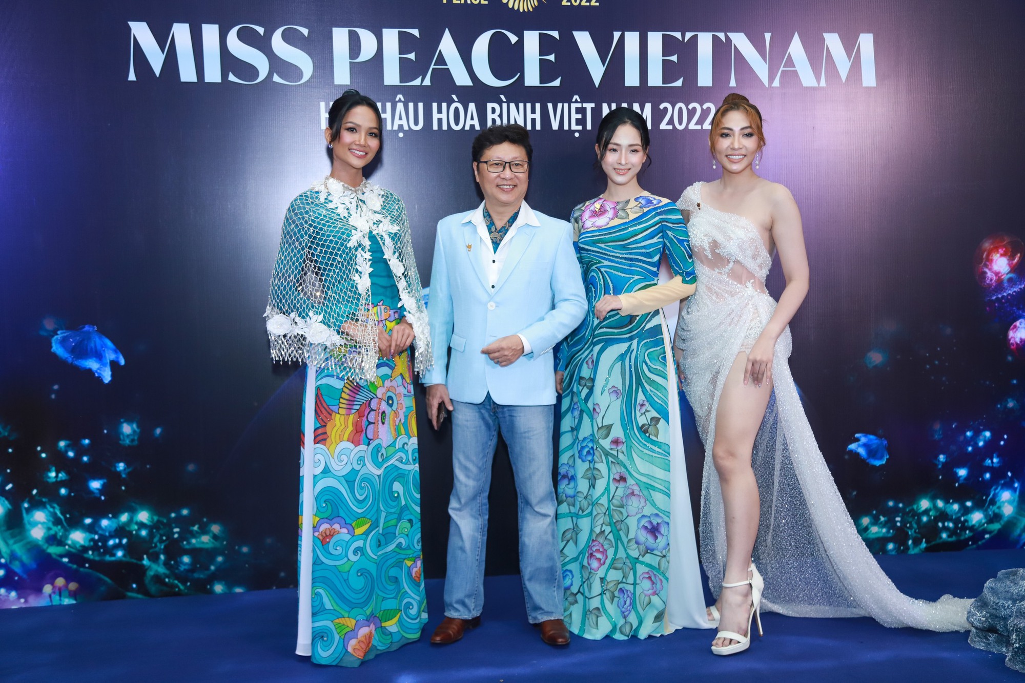 H'Hen Niê - Hoa hậu Đặng Thu Thảo đọ sắc cùng các mỹ nhân trên thảm đỏ Hoa hậu Hòa bình Việt Nam (Miss Peace Vietnam) - Ảnh 8.