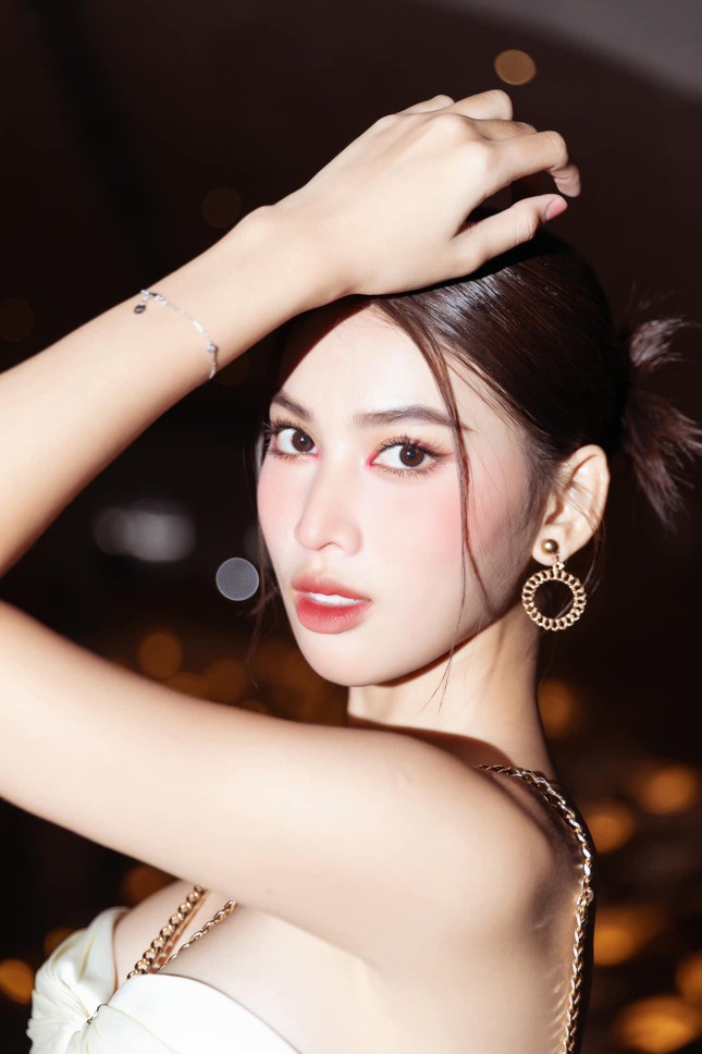 Á hậu Siêu quốc gia Kim Duyên khoe vai trần sexy, Á hậu Ngọc Thảo mặc váy xẻ chân ngực nóng bỏng - Ảnh 5.