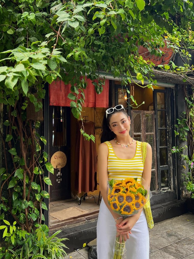 Á hậu Siêu quốc gia Kim Duyên khoe vai trần sexy, Á hậu Ngọc Thảo mặc váy xẻ chân ngực nóng bỏng - Ảnh 7.