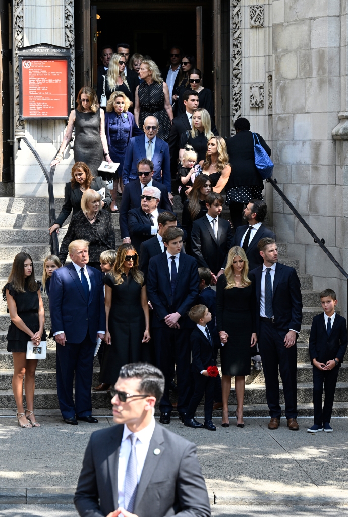 Ông Donald Trump dự tang lễ “đẫm nước mắt” của vợ cũ - Ảnh 8.