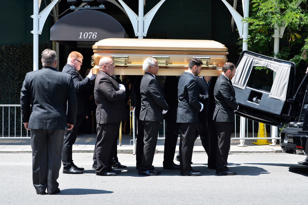 Ông Donald Trump dự tang lễ “đẫm nước mắt” của vợ cũ - Ảnh 10.