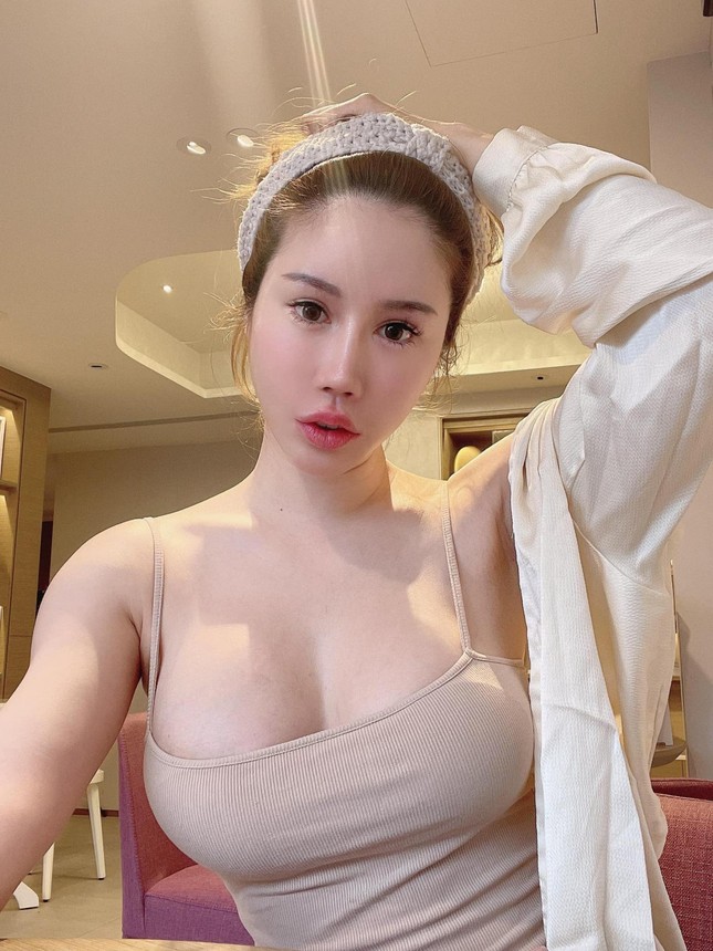 Mẫu nữ bị chỉ tr&iacute;ch dữ dội v&igrave; chụp ảnh khoe trọn v&ograve;ng một tr&ecirc;n giường bệnh  - Ảnh 1.
