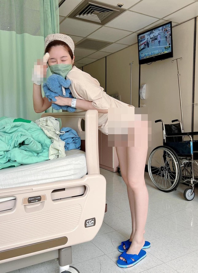 Mẫu nữ bị chỉ tr&iacute;ch dữ dội v&igrave; chụp ảnh khoe trọn v&ograve;ng một tr&ecirc;n giường bệnh  - Ảnh 4.