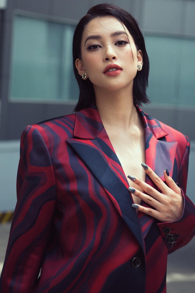 C&ugrave;ng diện &aacute;o vest oversized: Tiểu Vy khoe kh&eacute;o v&ograve;ng 1 n&oacute;ng bỏng, Minh T&uacute; cực c&aacute; t&iacute;nh - Ảnh 8.