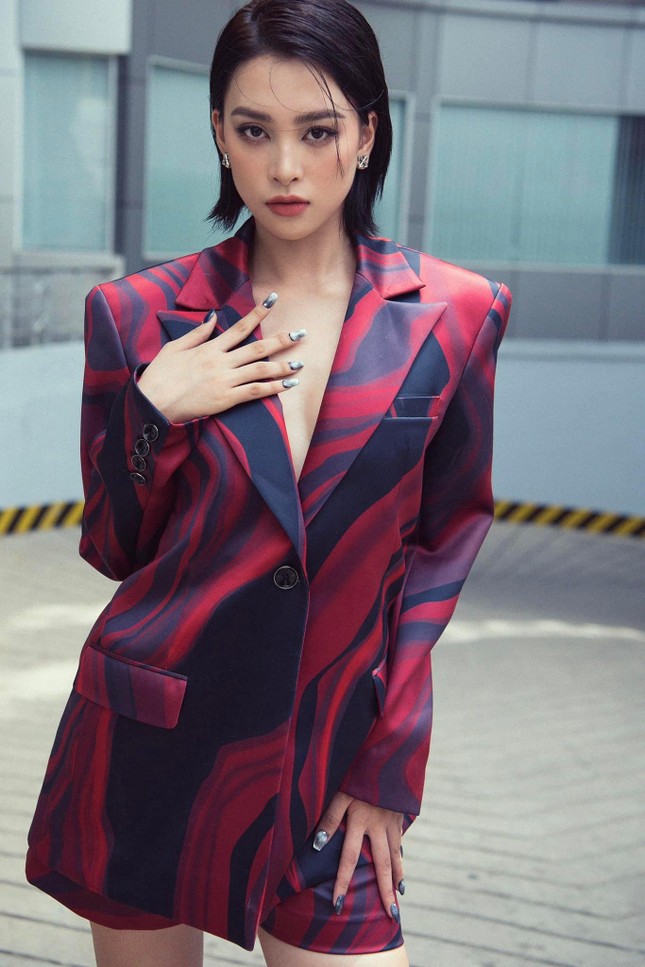 C&ugrave;ng diện &aacute;o vest oversized: Tiểu Vy khoe kh&eacute;o v&ograve;ng 1 n&oacute;ng bỏng, Minh T&uacute; cực c&aacute; t&iacute;nh - Ảnh 7.