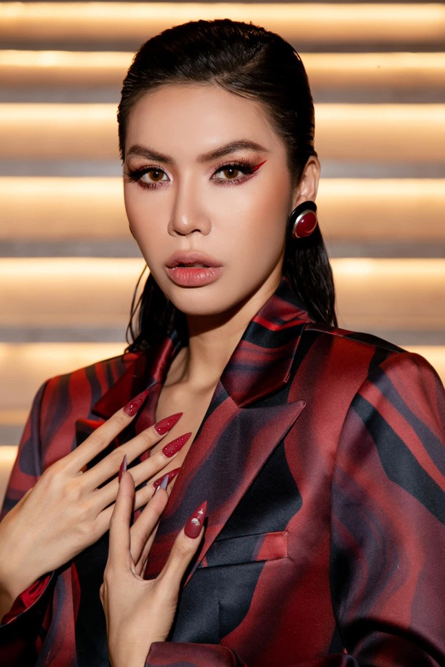 C&ugrave;ng diện &aacute;o vest oversized: Tiểu Vy khoe kh&eacute;o v&ograve;ng 1 n&oacute;ng bỏng, Minh T&uacute; cực c&aacute; t&iacute;nh - Ảnh 5.