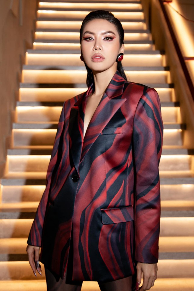 C&ugrave;ng diện &aacute;o vest oversized: Tiểu Vy khoe kh&eacute;o v&ograve;ng 1 n&oacute;ng bỏng, Minh T&uacute; cực c&aacute; t&iacute;nh - Ảnh 2.