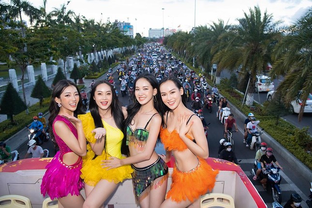 Thí sinh Miss World Vietnam 2022 mặc đồ carnival nóng bỏng, diễu hành trên đường phố Quy Nhơn - Ảnh 7.