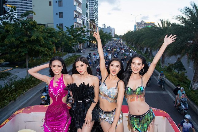 Thí sinh Miss World Vietnam 2022 mặc đồ carnival nóng bỏng, diễu hành trên đường phố Quy Nhơn - Ảnh 6.
