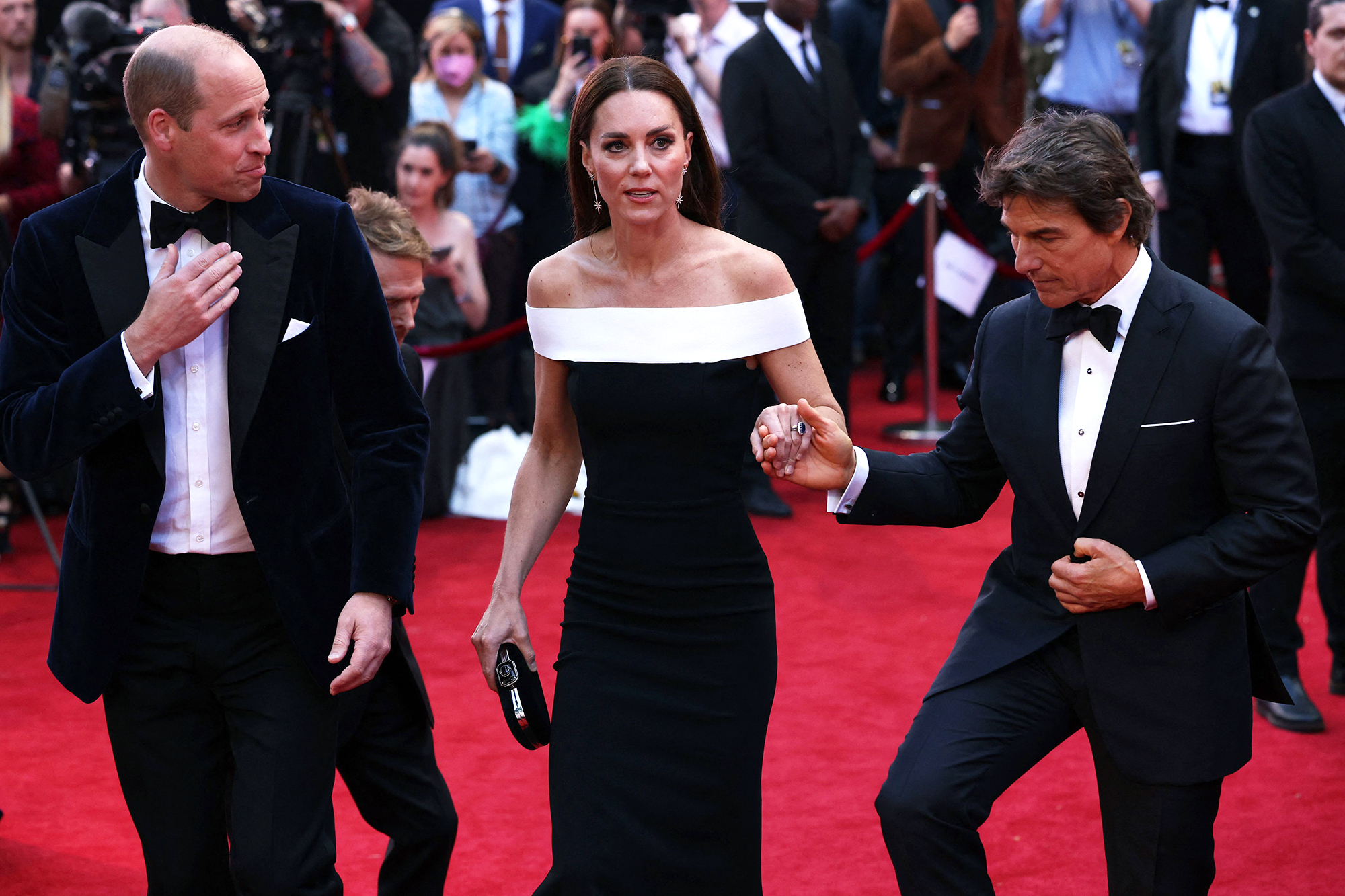 Kh&ocirc;ng hẹn m&agrave; gặp, Meghan Markle - Kate Middleton lại đụng độ v&aacute;y &aacute;o theo c&aacute;ch &iacute;t ai ngờ! - Ảnh 4.