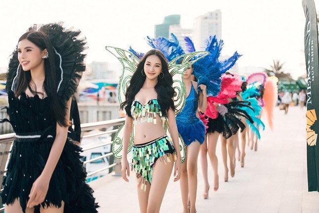 Thí sinh Miss World Vietnam 2022 mặc đồ carnival nóng bỏng, diễu hành trên đường phố Quy Nhơn - Ảnh 1.