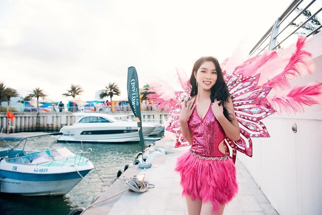 Thí sinh Miss World Vietnam 2022 mặc đồ carnival nóng bỏng, diễu hành trên đường phố Quy Nhơn - Ảnh 2. Thí sinh Miss World Vietnam 2022 mặc đồ carnival nóng bỏng, diễu hành trên đường phố Quy Nhơn - Ảnh 2.