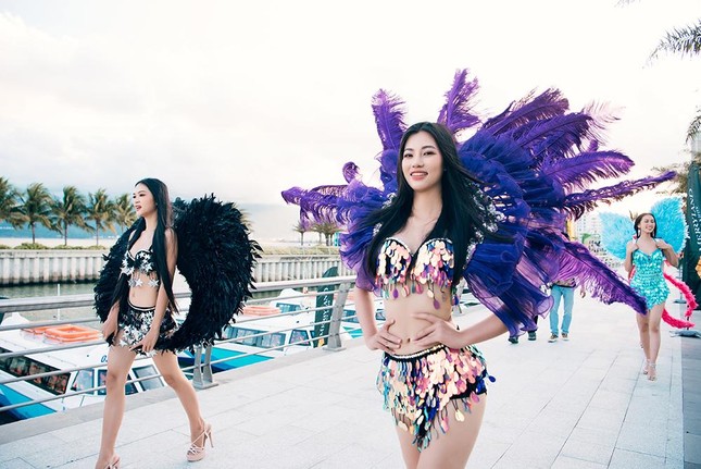 Thí sinh Miss World Vietnam 2022 mặc đồ carnival nóng bỏng, diễu hành trên đường phố Quy Nhơn - Ảnh 3.