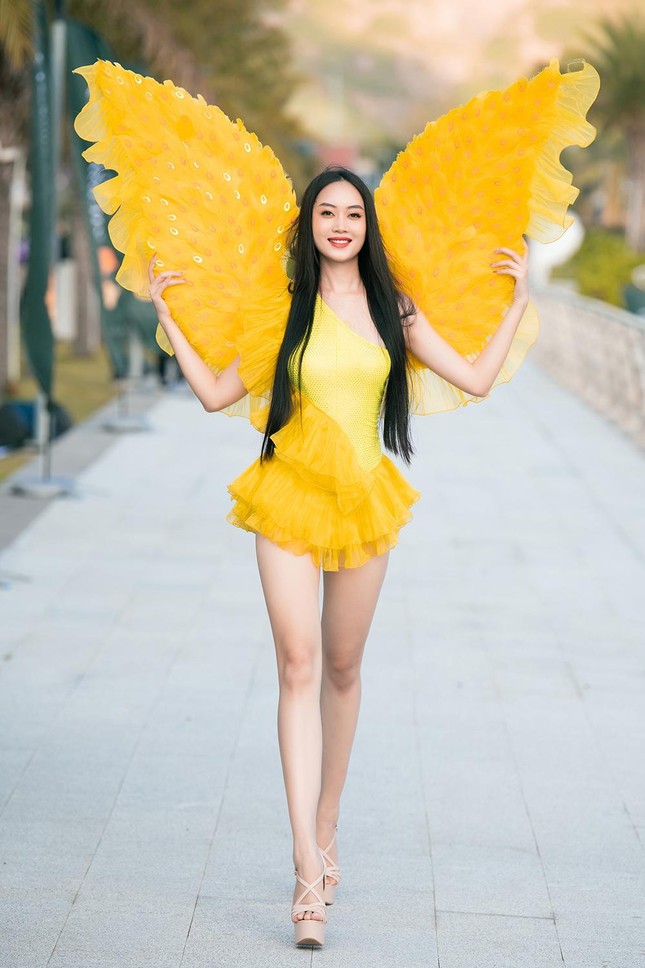 Thí sinh Miss World Vietnam 2022 mặc đồ carnival nóng bỏng, diễu hành trên đường phố Quy Nhơn - Ảnh 23.
