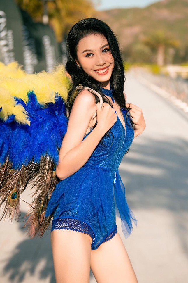 Thí sinh Miss World Vietnam 2022 mặc đồ carnival nóng bỏng, diễu hành trên đường phố Quy Nhơn - Ảnh 19. Thí sinh Miss World Vietnam 2022 mặc đồ carnival nóng bỏng, diễu hành trên đường phố Quy Nhơn - Ảnh 19.