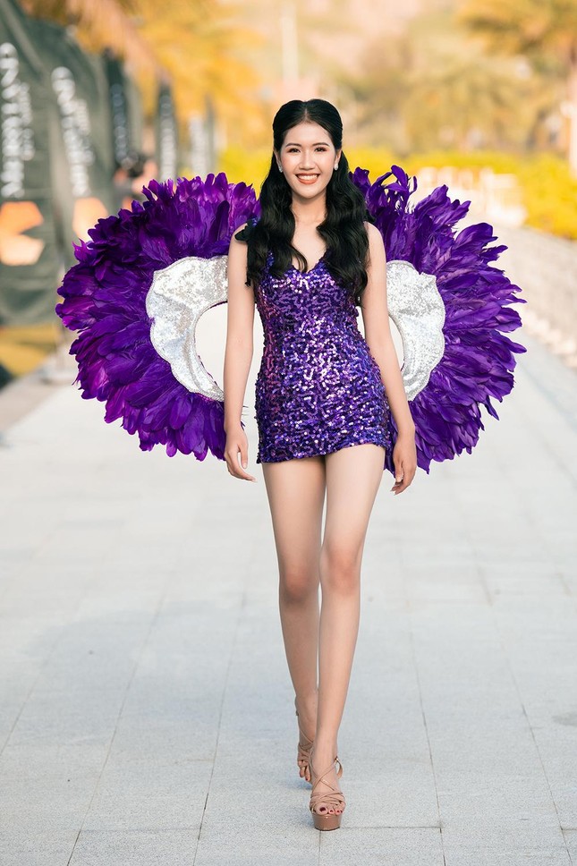 Thí sinh Miss World Vietnam 2022 mặc đồ carnival nóng bỏng, diễu hành trên đường phố Quy Nhơn - Ảnh 18.