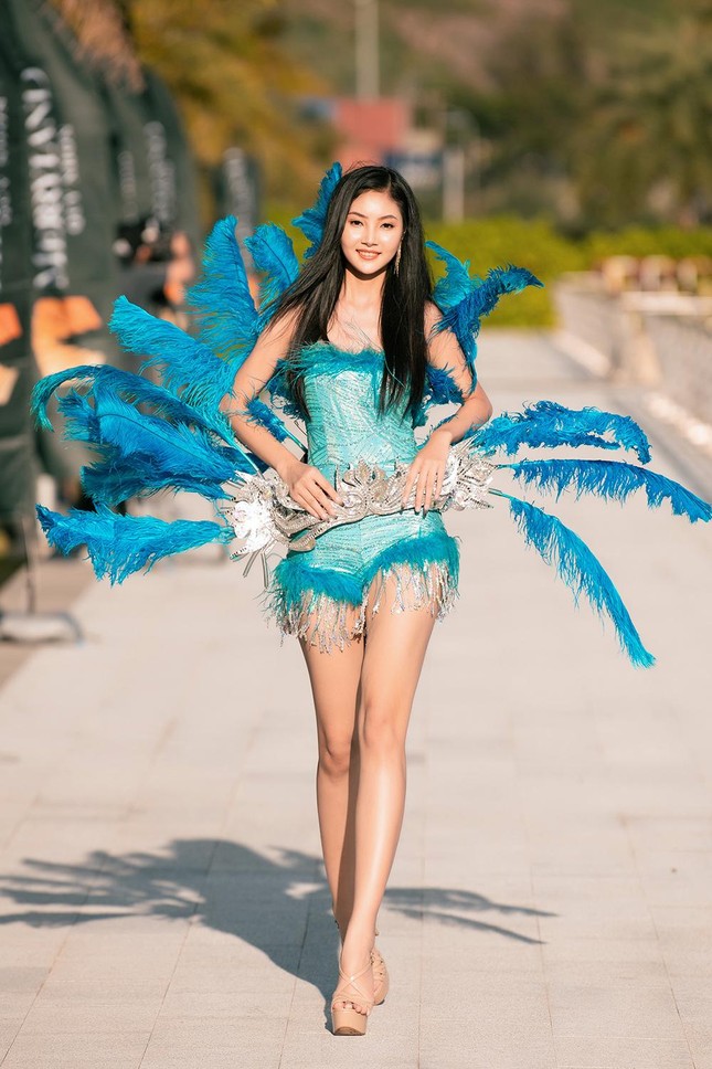 Thí sinh Miss World Vietnam 2022 mặc đồ carnival nóng bỏng, diễu hành trên đường phố Quy Nhơn - Ảnh 17.