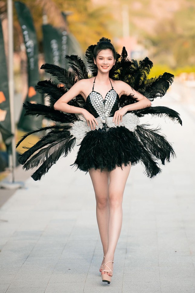 Thí sinh Miss World Vietnam 2022 mặc đồ carnival nóng bỏng, diễu hành trên đường phố Quy Nhơn - Ảnh 16.