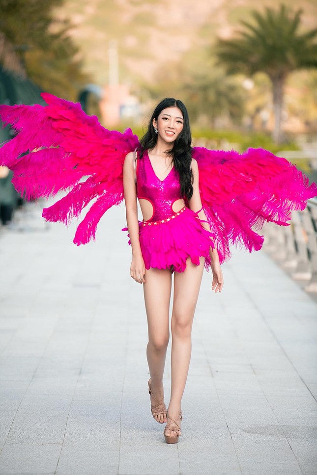 Thí sinh Miss World Vietnam 2022 mặc đồ carnival nóng bỏng, diễu hành trên đường phố Quy Nhơn - Ảnh 15. Thí sinh Miss World Vietnam 2022 mặc đồ carnival nóng bỏng, diễu hành trên đường phố Quy Nhơn - Ảnh 15.
