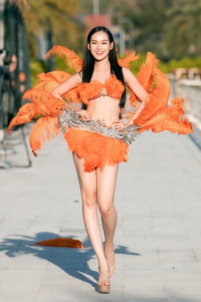 Thí sinh Miss World Vietnam 2022 mặc đồ carnival nóng bỏng, diễu hành trên đường phố Quy Nhơn - Ảnh 12.