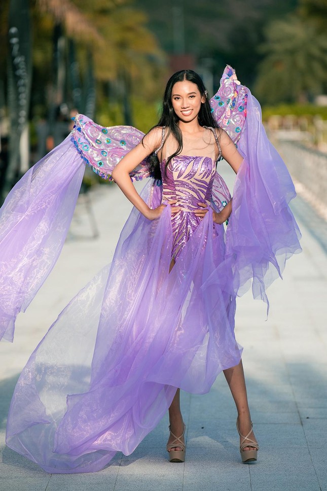 Thí sinh Miss World Vietnam 2022 mặc đồ carnival nóng bỏng, diễu hành trên đường phố Quy Nhơn - Ảnh 9. Thí sinh Miss World Vietnam 2022 mặc đồ carnival nóng bỏng, diễu hành trên đường phố Quy Nhơn - Ảnh 9.