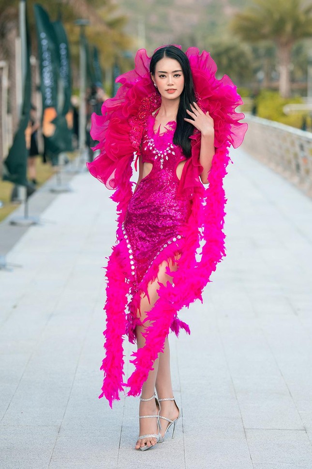 Thí sinh Miss World Vietnam 2022 mặc đồ carnival nóng bỏng, diễu hành trên đường phố Quy Nhơn - Ảnh 24.
