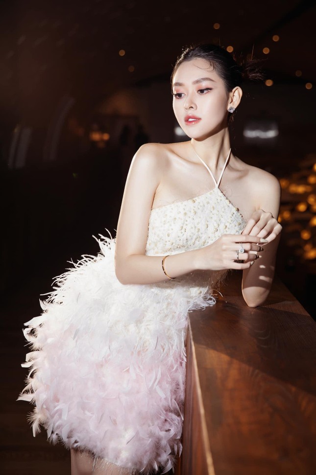 Á hậu Tường San yêu kiều tựa 'thiên nga trắng' với váy lông vũ, Kim Duyên mặc váy cúp ngực nóng bỏng - Ảnh 3.