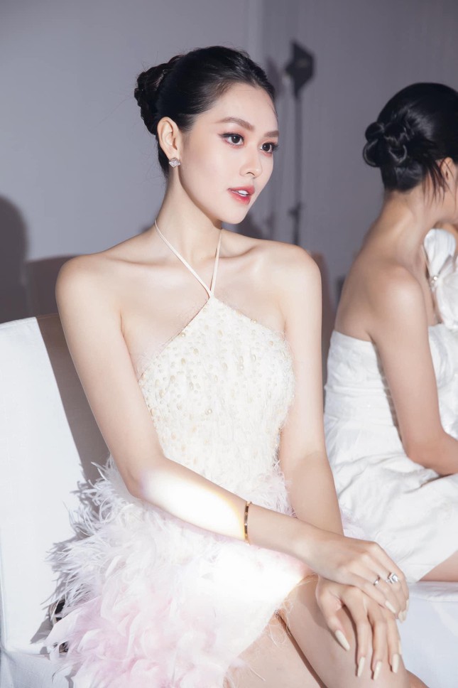 Á hậu Tường San yêu kiều tựa 'thiên nga trắng' với váy lông vũ, Kim Duyên mặc váy cúp ngực nóng bỏng - Ảnh 2.
